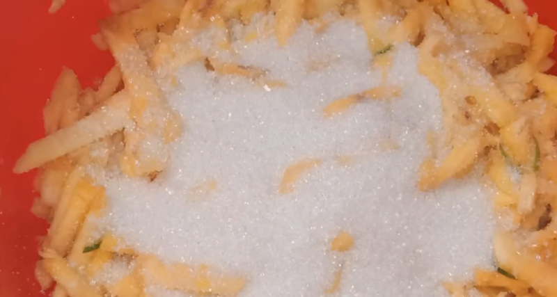 Trộn hỗn hợp thơm với đường