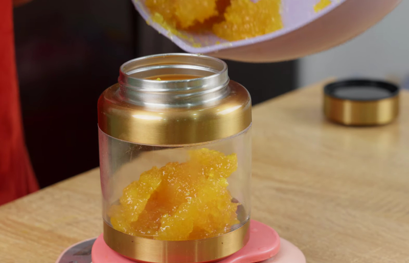 Hoàn thành món mứt thơm ăn bánh mì