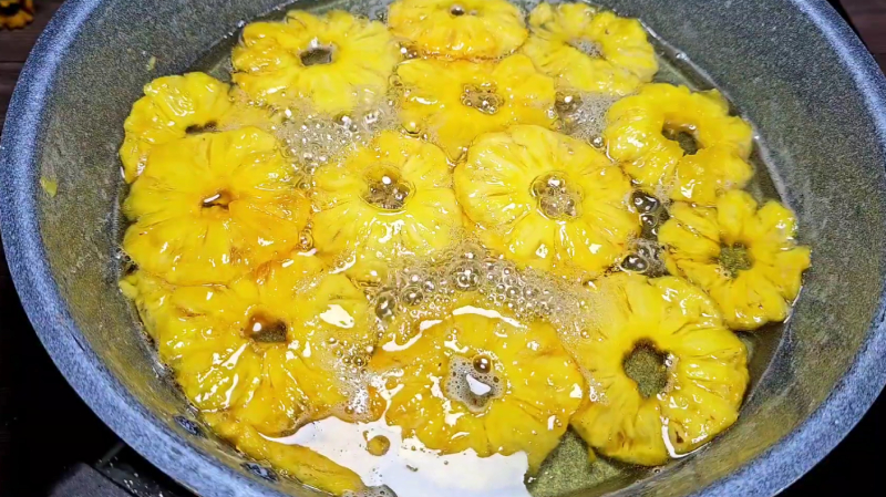 Công đoạn sên mứt thơm