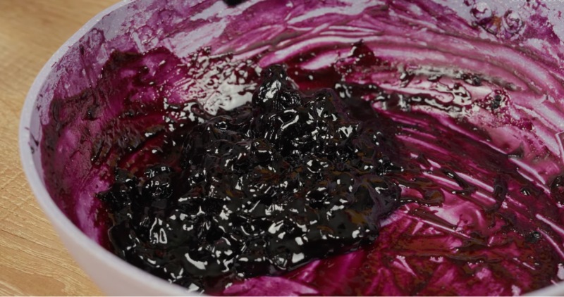 Mứt việt quất sên keo lại sau khi nấu trên chảo