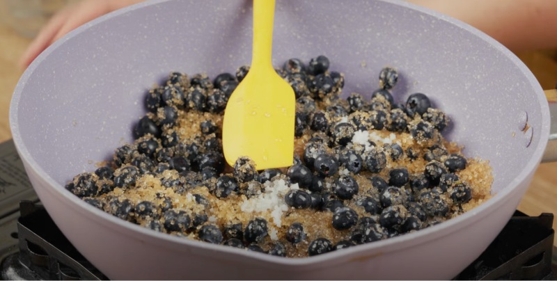 Trộn việt quất tươi với đường chuẩn bị làm mứt