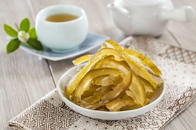 Dĩa mứt vỏ bưởi mật ong dùng kèm trà nóng ngày Tết