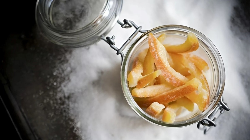 Mứt vỏ cam khô đựng trong hũ thủy tinh