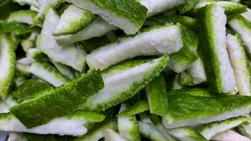 Vỏ cam xanh được cắt thành sợi
