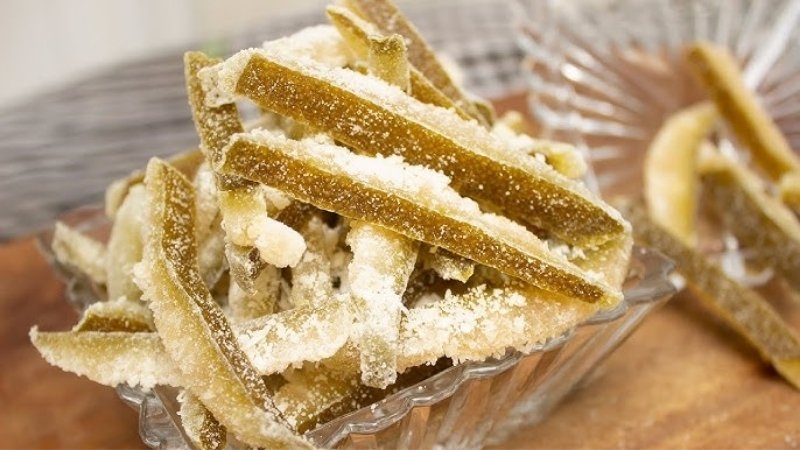 Mứt vỏ cam sành bày trong chén thủy tinh