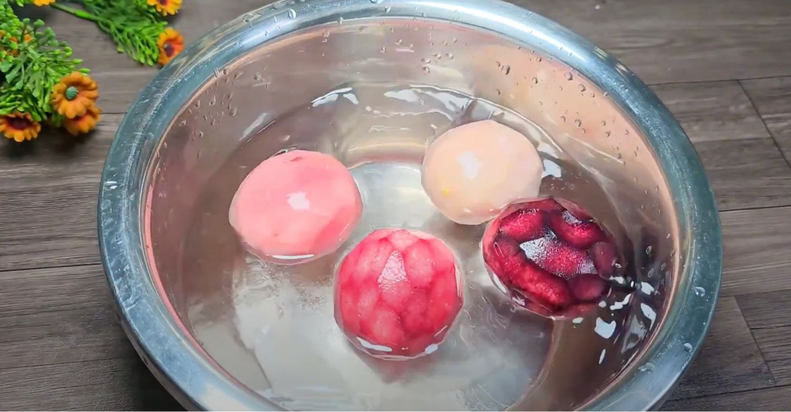 Ngâm vỏ chanh dây đã gọt trong thau nước lạnh