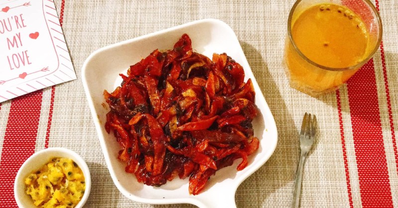 Mứt vỏ chanh dây sên dẻo thơm bày trên dĩa trắng