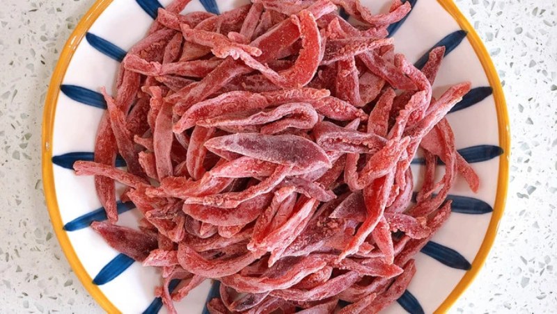 Mứt vỏ chanh dây khô áo đường màu đỏ hấp dẫn