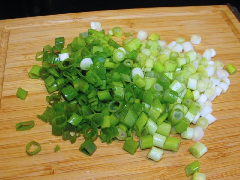 Hành lá rửa sạch và băm nhỏ
