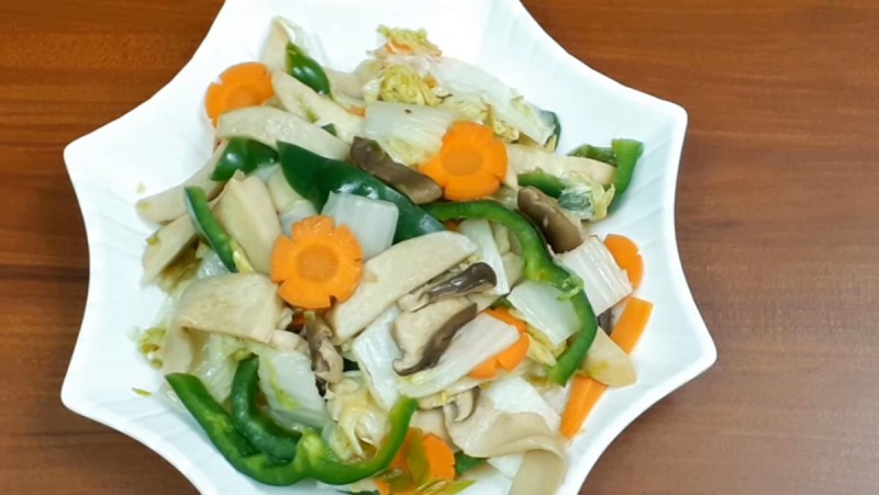 Thành phẩm món nấm bào ngư xào rau củ