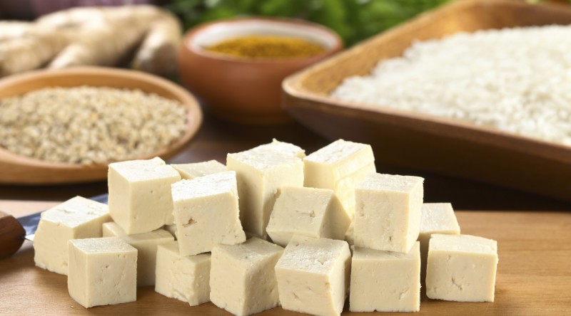 Sơ chế và cắt đậu phụ thành miếng vừa ăn