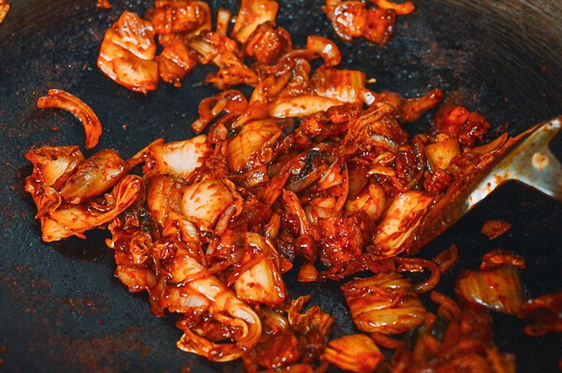 Cho kim chi vào xào đều