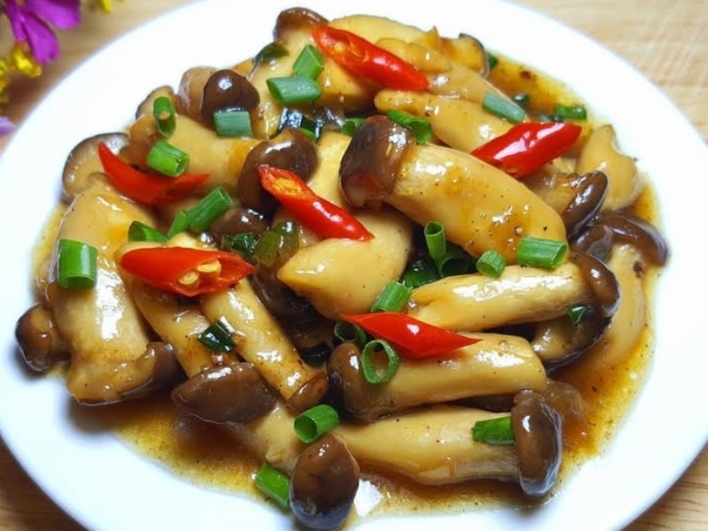 Thành phẩm món nấm đùi gà kho xì dầu