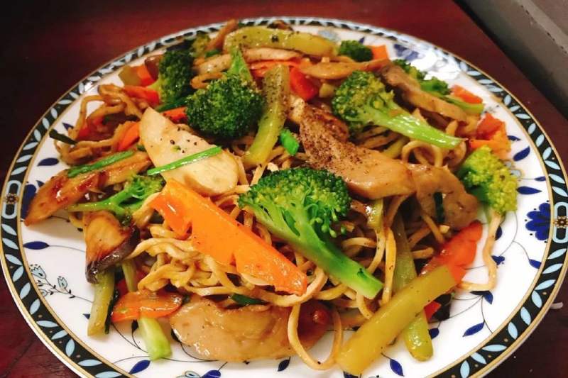 Thành phẩm nấm rơm xào mì chay giòn rụm