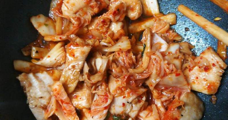 Tiến hành xào kim chi