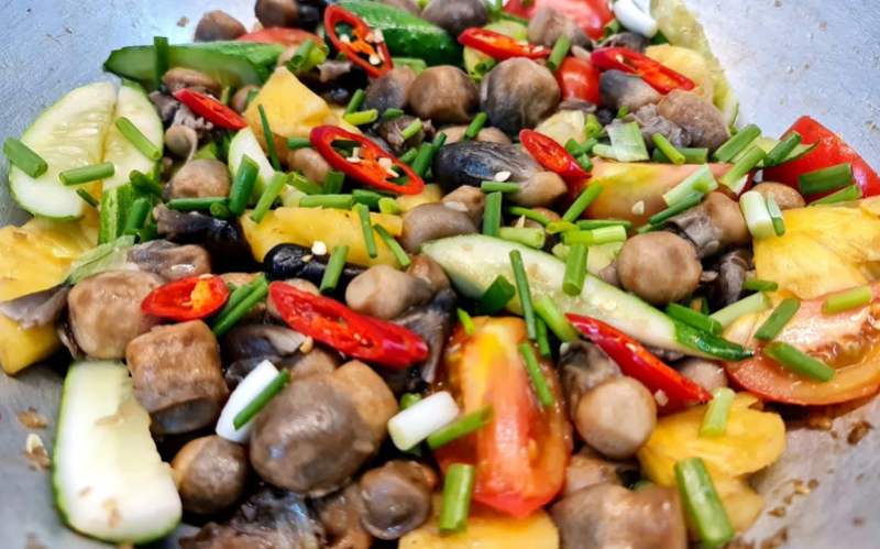 Công đoạn xào rau củ và nấm rơm