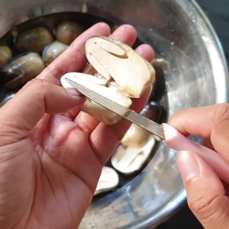 Sơ chế rửa kỹ nấm rơm và cắt đôi