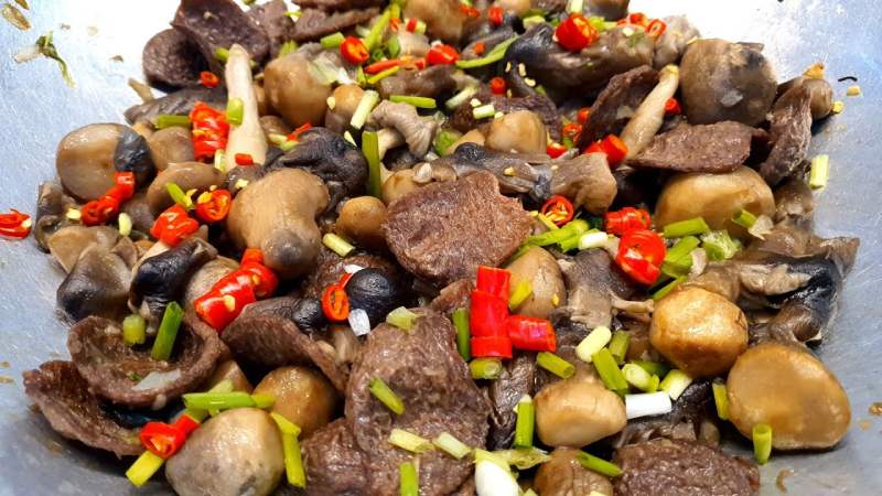 Thành phẩm nấm rơm xào thịt bò chay tiêu xanh thơm ngon