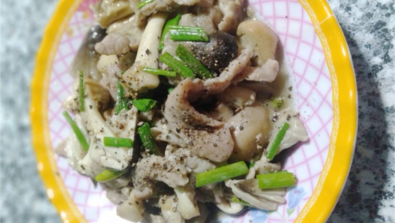 Món ăn chín trình bày ra đĩa, trang trí thêm hành lá