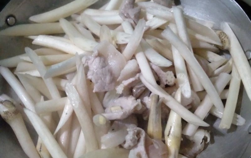 Ngó sen được xào cùng với thịt