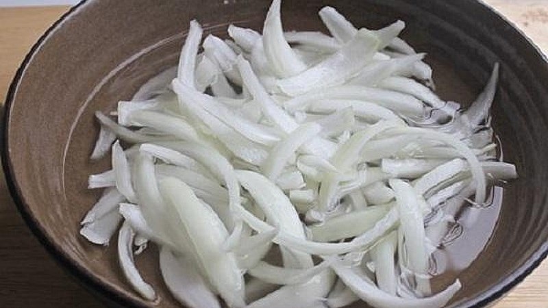 Hành tây đem bỏ gốc, lột vỏ và cắt thành múi cau