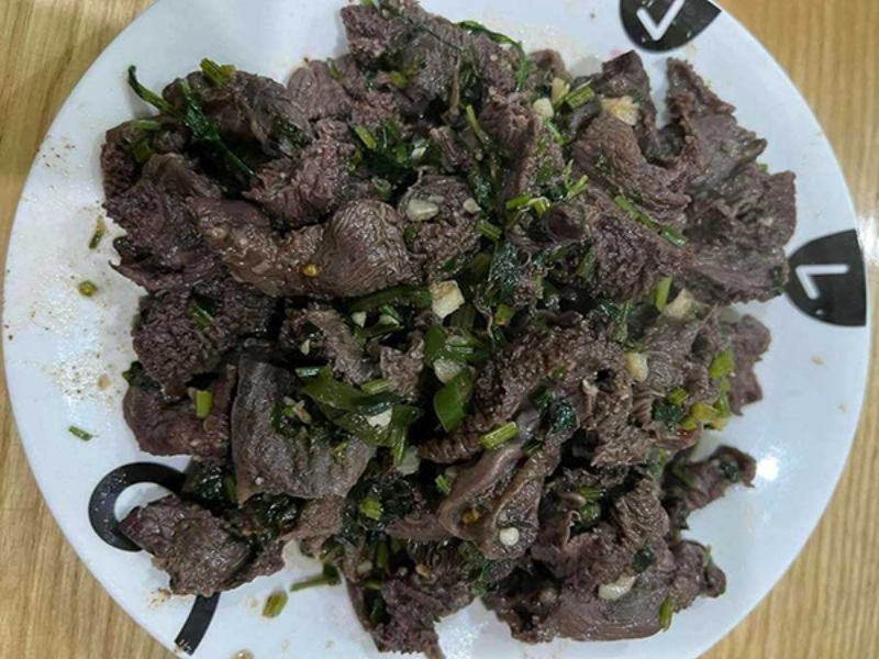 Thành phẩm món nhau thai bò xào hành tây lá cách