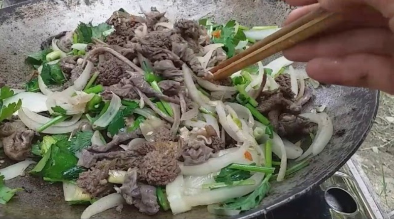Bí quyết khi chế biến nhau thai bò xào với hành lá và lá cách