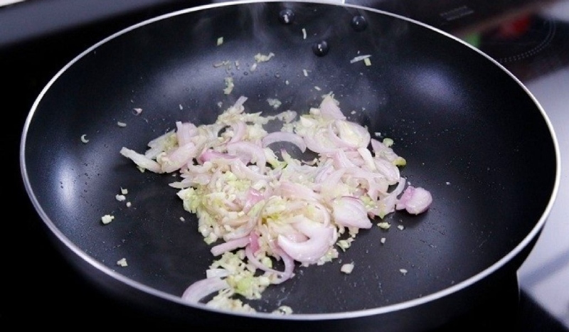 Phi hành trên chảo