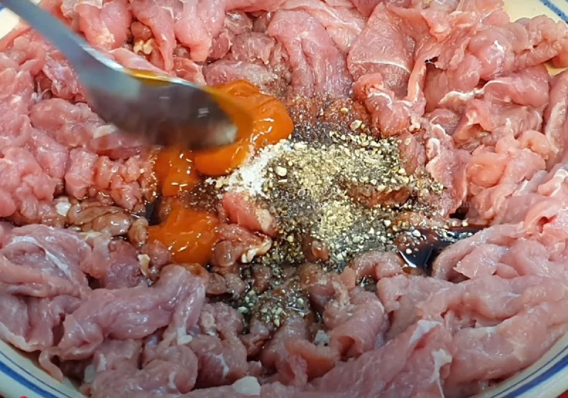 ướp thịt bò với gia vị