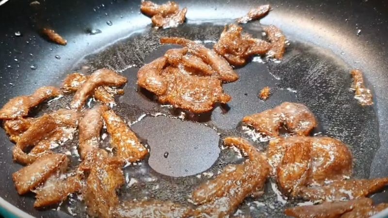 xào bò lát chay và đảo đều