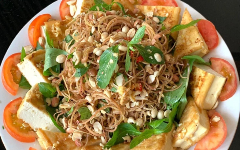 Đĩa nộm hoa chuối kèm đậu hũ rán