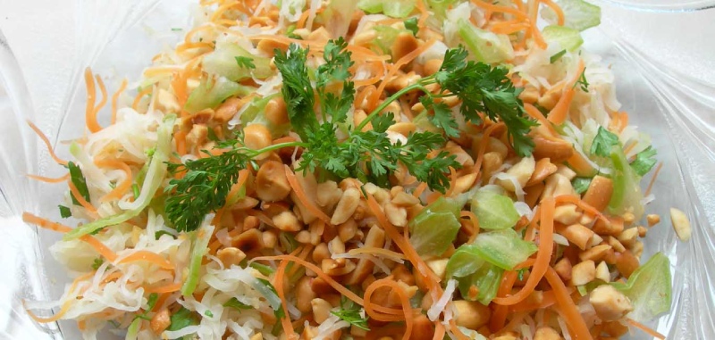 trộn nộm đều tay với các nguyên liệu