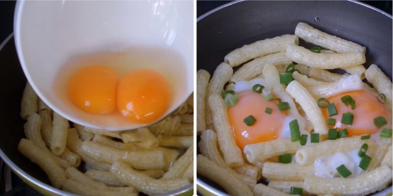 Đổ trứng lên nui và chiên chín vàng thơm ngon