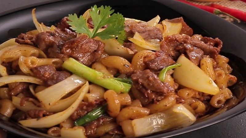 Thành phẩm món nui xào bò sốt bò kho đậm đà