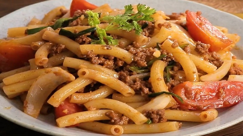 Thành phẩm món nui xào bò bằm sốt cà chua 