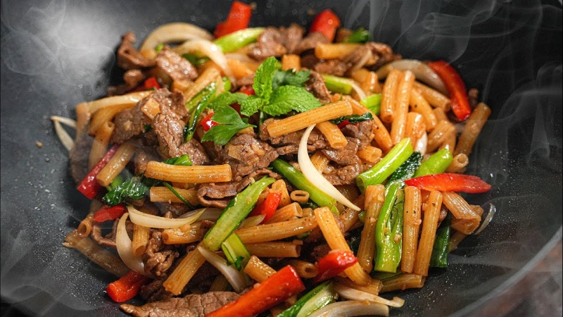 Xào nui với thịt bò và rau