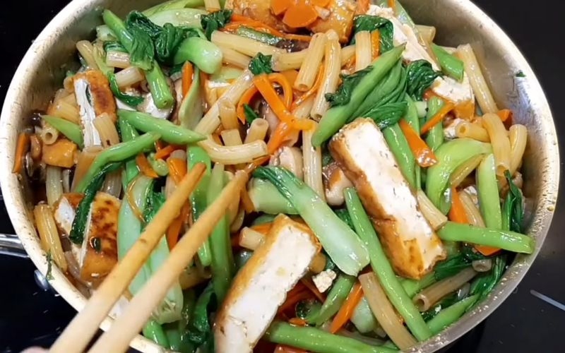 hoàn thành nui xào rau củ chay rất hấp dẫn
