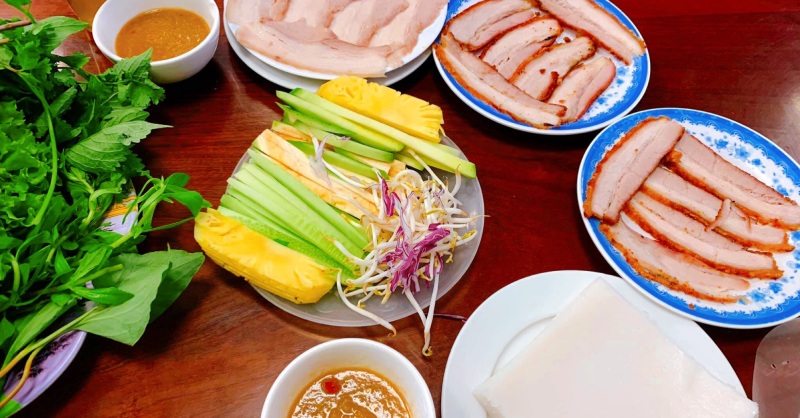 Mâm thịt heo bánh cuốn thịnh soạn