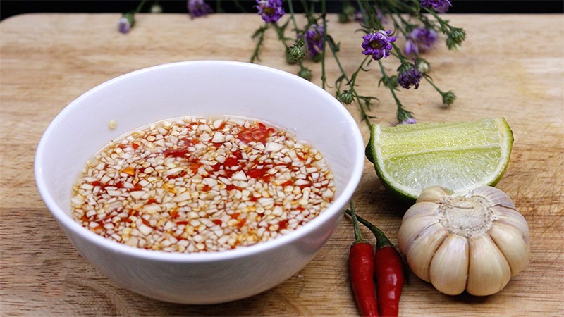 Bát nước mắm chấm truyền thống
