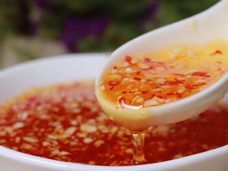 Nước mắm chấm chua ngọt sánh mịn với tỏi ớt.