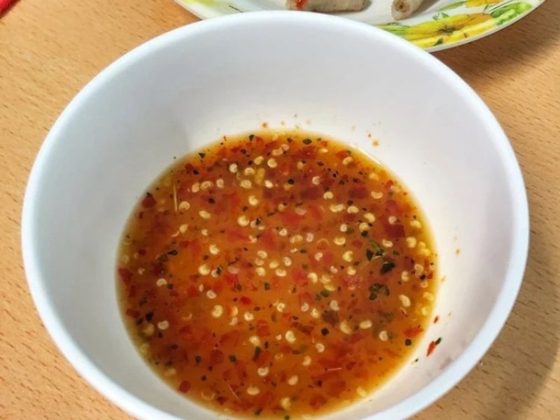 Nước chấm pha sẵn từ ớt, tỏi, nước mắm và đường xay lên nhuyễn mịn