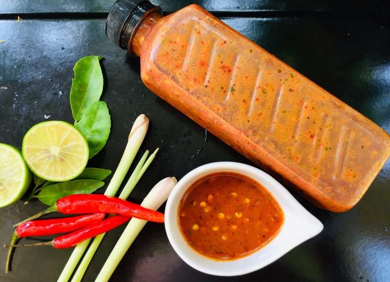 Nước chấm pha sẵn đậm màu, thơm mùi sả, ớt và lá chanh