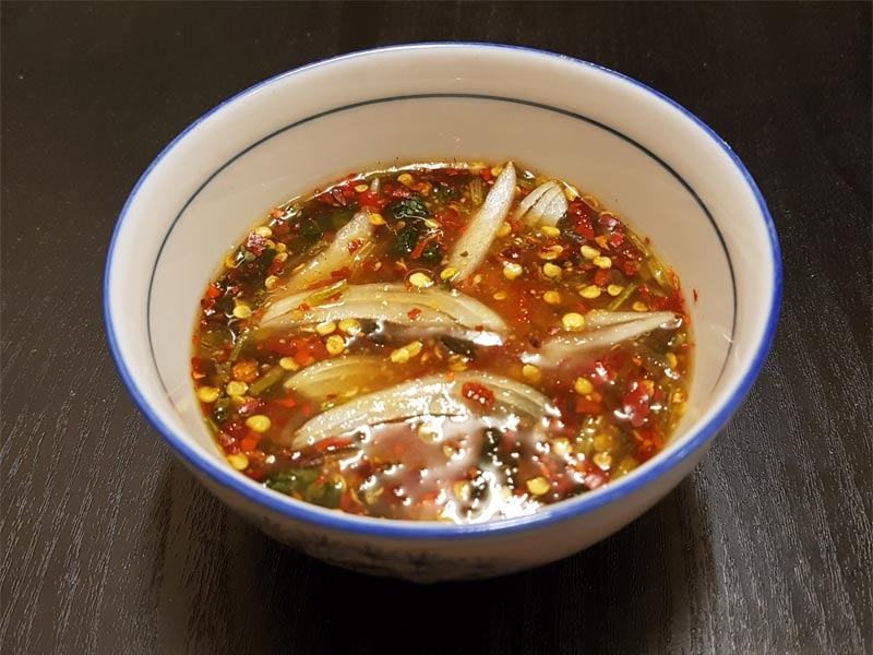 Bát nước chấm sánh màu đẹp, có hành tím thái mỏng và ớt cay