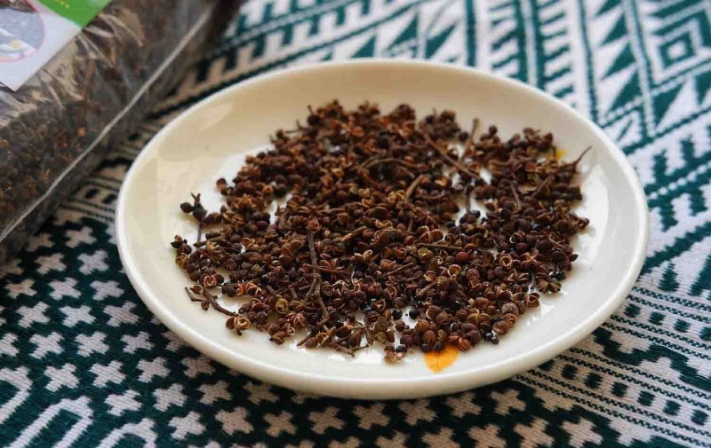 Mắc khén khô dậy mùi thơm đặc trưng, thường được giã nhỏ làm muối chấm