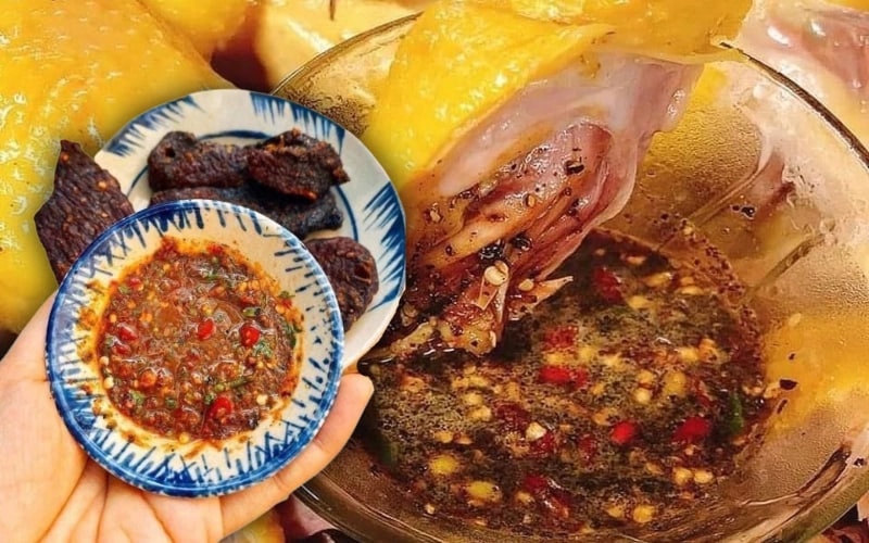 Miếng gà vàng ruộm được chấm vào loại nước chấm sánh mịn