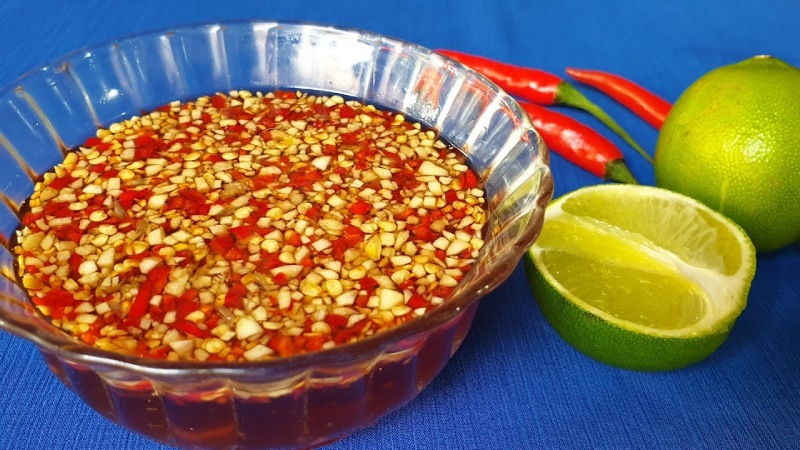 mắm tỏi ớt chua ngọt chấm cùng gỏi cuốn rất ngon