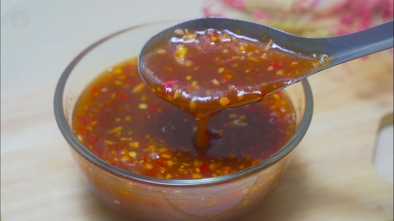 mắm me chua ngọt chấm cùng gỏi cuốn rất hấp dẫn