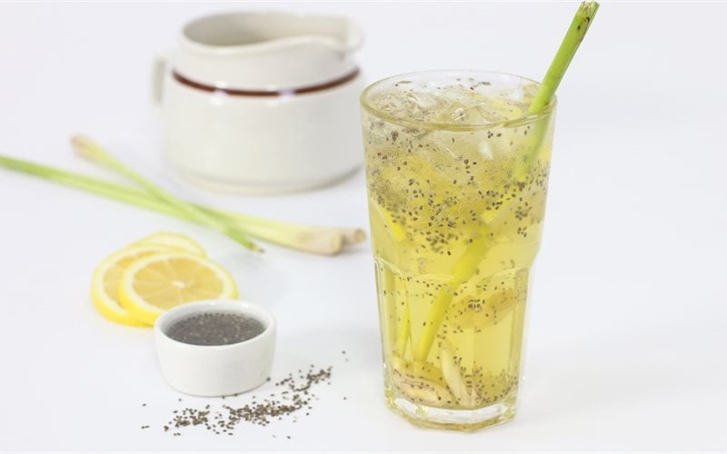 Hạt é kết hợp chanh và đá lạnh ngày hè