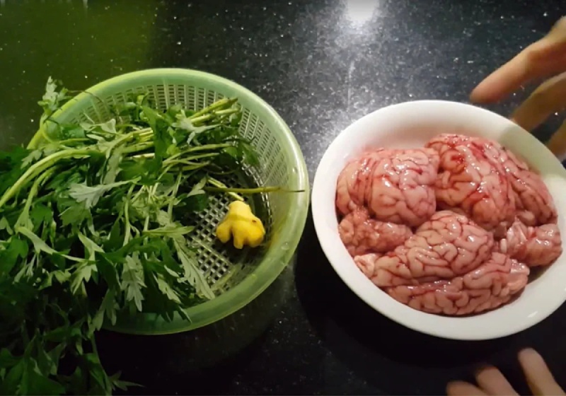 Tô óc bò và rổ rau ngải cứu