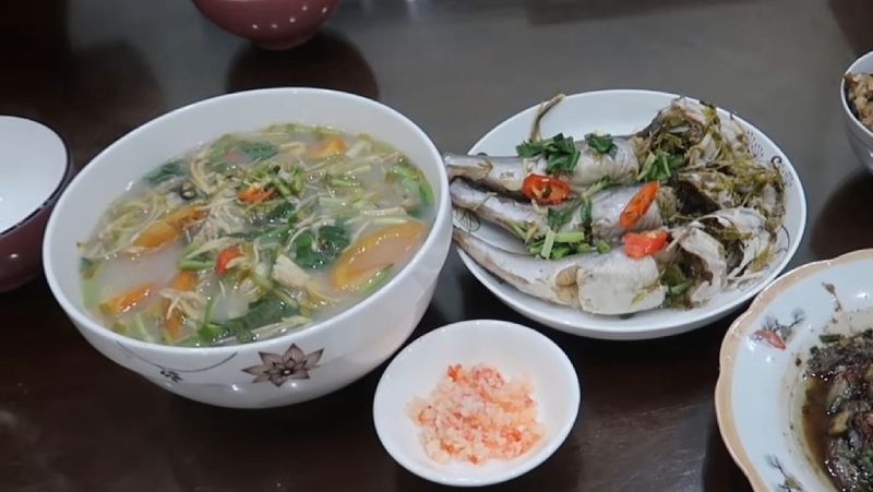 Mâm cơm gia đình với món óc bò hấp ngải cứu